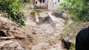 Desa-Ogoalas-Dilanda-Banjir-Bandang-Satu-Jembatan-Putus-Akibat-Hujan-Deras.jpg