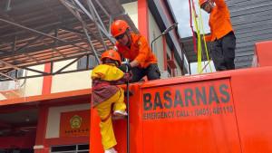 FOTO-Basarnas-Palu-Ajak-180-Anak-PAUD-IT-Pelita-Jajal-Flying-Fox-dan-Perahu-Karet-Kotak-Masuk.jpgAnak-anak-PAUD-IT-Pelita-Palu-Belajar-Mitigasi-Bencana-Sejak-Dini-di-Kantor-Basarnas.jpgFOTO-Basarnas-Palu-Ajak-180-Anak-PAUD-IT-Pelita-Jajal-Flying-Fox-dan-Perahu.jpgFOTO-Basarnas-Palu-Ajak-180-Anak-PAUD-IT-Pelita.jpg