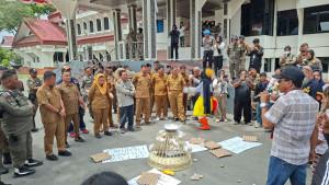 Imelda-Liliana-Muhidin-Temui-Demonstran-Janjikan-Perhatian-Serius-untuk-Penyintas-2018.jpg