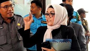 Istri-anggota-DPRD-Banggai-Siti-Marawiah-mengamuk-menjelasa.jpg