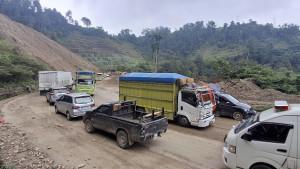 Jalan-Trans-Sulawesi-di-Jalur-Kebun-Kopi-Kilometer-9-Desa-Toboli-Barat.jpg