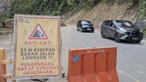 Jalur-Trans-Sulawesi-Kembali-Normal-Usai-Longsor-di-Kebun-Kopi-9-Kendaraan-Dievakuasi.jpg