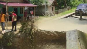 Jembatan-Penghubung-Ambruk-Diterjang-Banjir-Warga-Dua-Desa-Parimo-Terisolasi.jpg