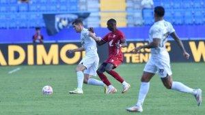 KUASAI-BOLA-Bek-Persib-Bandung-Nick-Kuipers-menguasai-bDSD.jpg