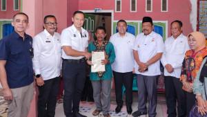 Menko-AHY-dan-Wamen-ATRBPN-Serahkan-184-Sertipikat-Elektronik-kepada-Warga-Bengkulu.jpg