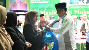 Milad-ke-98-Alkhairaat-Gubernur-Sulteng-Serahkan-1000-Paket-Sembako-untuk-Guru.jpg
