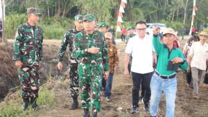 Pangdam-XXIIIPalaka-Wira-Tinjau-Progres-Cetak-Sawah-Rakyat-di-Morowali-Utara.jpg