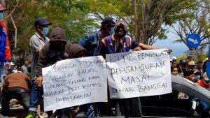 Para-buruh-dan-mahasiswa-berunjuk-rasa-menolak-s.jpg