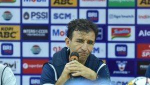 Pelatih-Persib-Bandung-Luis-Milla-As.jpg