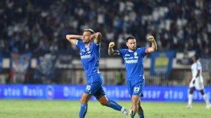 Pemain-Persib-Bandung-Tyronne-del-Pino-dan-Marc-Klok.jpg
