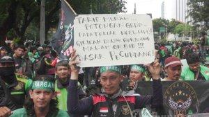 Pengemudi-ojek-online-ojol-menggelar-aksi-unjuk-rasa-4554jpg.jpg