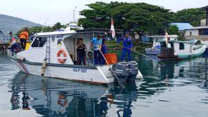 Peringati-Harhubnas-2025-Petugas-Gabungan-Bersihkan-Sampah-di-Teluk-Lalong-Luwuk.jpg