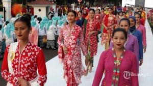 Peserta-berjalan-diatas-catwalk-saat-acara-Istana-Berkebaya-di-depan-Istana-Merdeka.jpg