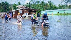 Polisi-bantu-dorong-motor-korban-banjir-2024.jpg