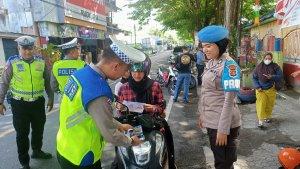Polisi-membagikan-leaflet-dan-stiker-pada-kendaraan-bermotor-yd.jpg