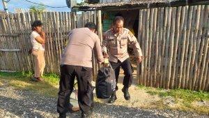 Proses-evakuasi-pasanga-suami-istri-di-Desa-Louk-Ked.jpgPolisi-bersama-m-perangkat-desa-bergerak-cepat-meredd.jpg