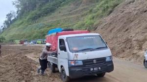 Sat-Lantas-Parimo-Imbau-Pengendara-Waspadai-Longsor-dan-Jalan-Licin-di-Jalur-Kebun-Kopi.jpg