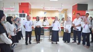 Sekda-Provinsi-Sulteng-Novalina-bersama-Staf-sa.jpg
