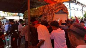 Suasana-haru-menyelimuti-rumah-duka-Nabil-19df.jpg