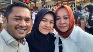 Sumarling-dan-AKP-Lusi-bersama-putrinya.jpg