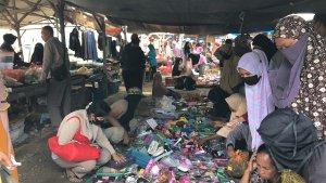 Jelang Idulfitri 1445 H, Warga Sigi Mulai Berburu Aksesoris di Pasar Tradisional Biromaru Sigi