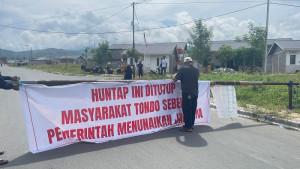 Warga-Segel-Jalan-Masuk-Huntap-Tondo-2-Tuntut-Ganti-Rugi-Lahan-dan-Kepastian-Hak.jpg
