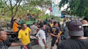 Warga-Tanjung-Tuwis-Segel-Kantor-Lurah.jpg