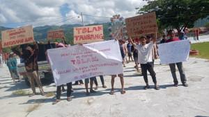 Warga-Tomini-Demo-Tolak-Wilayah-Pertambangan-Rakyat-Sepakat-Jaga-Lahan-Pertanian.jpg