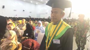 Wisuda-Unismuh-Palu-2025-Dihiasi-Kisah-Inspiratif-Yusuf-58-Tahun-Raih-Gelar-Sarjana.jpg