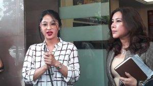 dewi-perssik-di-polres-metro-jakarta-selatan-rabu-2312019.jpg