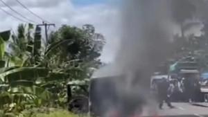mobil-terbakar-di-polman.jpg