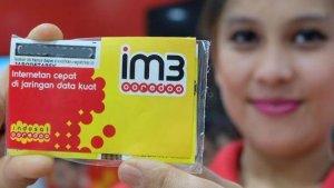 model-memamerkan-kartu-perdana-indosat-im3-yang-kini-beruba.jpg