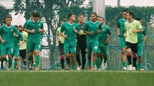 pemain-persebaya-melakukan-pemanasan-sebelum-menggelar-latihan-selasa-303-pagi.jpg