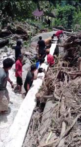 pembangunan-jembatan-sementara-ini-merupakan-inisiatif-warga-yang-bergotong-royong.jpg