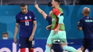 penyerang-prancis-kylian-mbappe-kiri-bereaksi-setelah-gagal-mengeksekusi-penalti.jpg