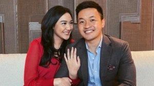 putri-tanjung-dan-calon-suaminya.jpg
