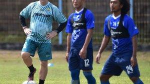 robert-alberts-saat-melatih-pemain-persib-bandung.jpg