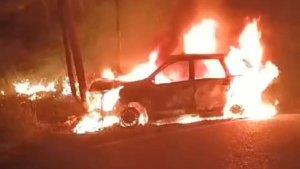 sebuah-mobil-hangus-terbakar-ditepi-Jalan-Trans-Sulawesi.jpg
