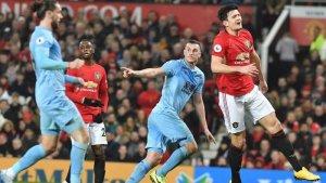 striker-burnley-chris-wood-merayakan-gol-yang-dicetak-ke-gawang-manchester-united.jpg