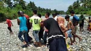 warga-mengevakuasi-korban-tewas-di-tepi-sungai-batui.jpg