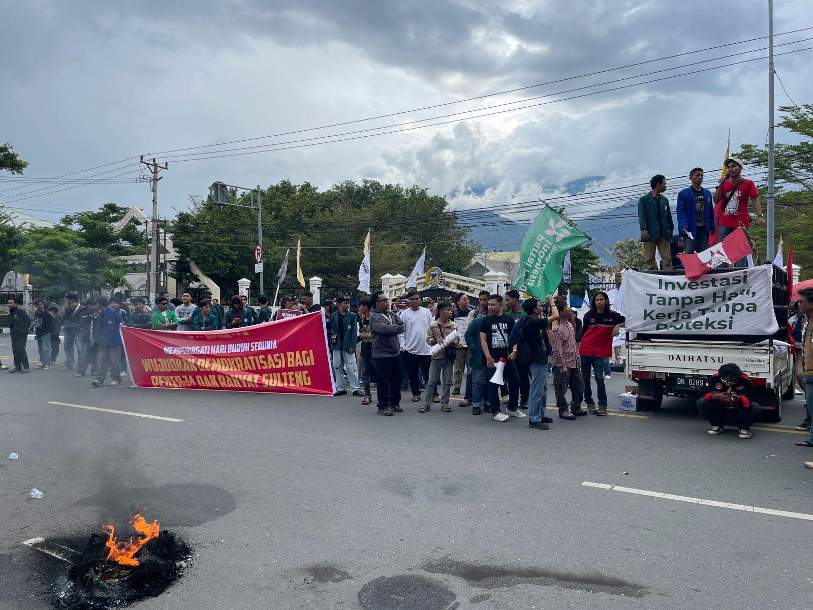 Ratusan Mahasiswa Aksi May Day di Palu, Desak Hapus Outsourcing Hingga Soroti Kecelakaan Kerja