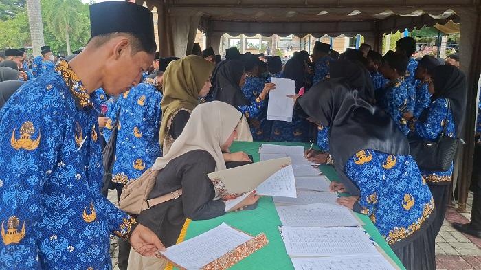 Ratusan PPPK Paruh Waktu Padati Halaman Kantor Bupati Parigi Moutong Jelang Penyerahan SK