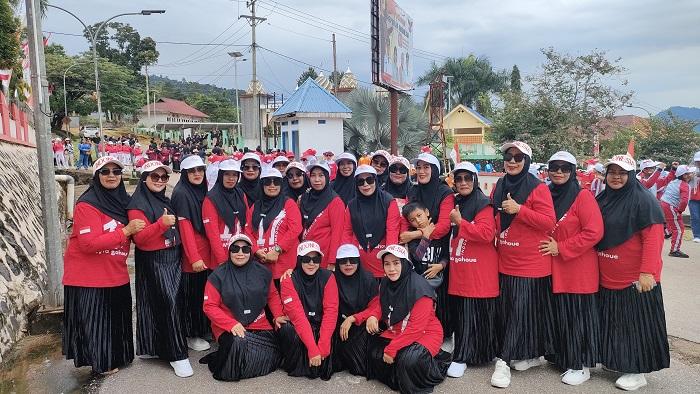 Ibu-ibu Majelis Taklim Bahoue Morut Ramaikan Lomba Gerak Jalan HUT RI Dengan Yel-yel Islami