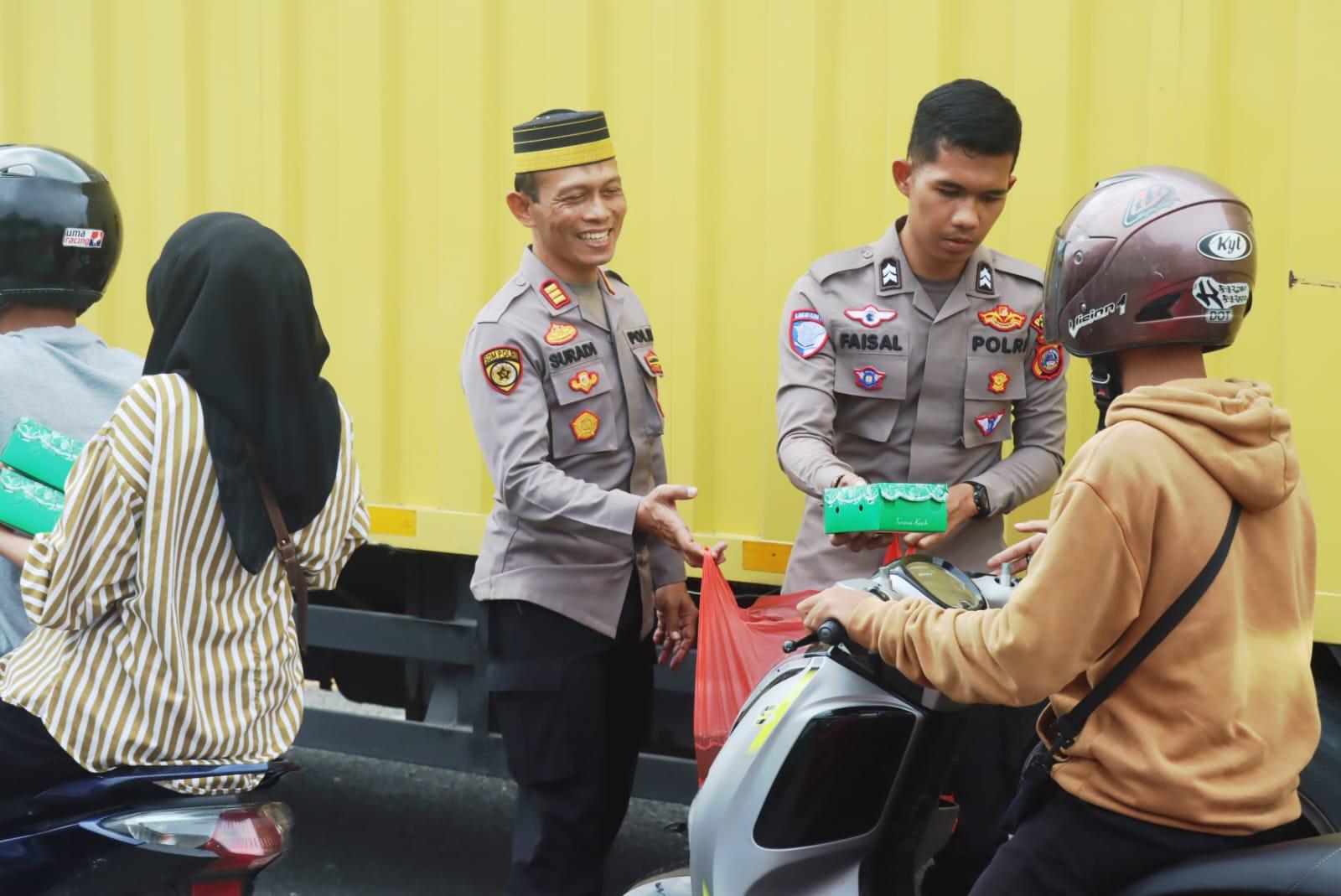 Tebar Kebaikan di Bulan Suci Ramadhan, Kapolres Buol dan Jajaran Bagikan Takjil di Tugu Leok