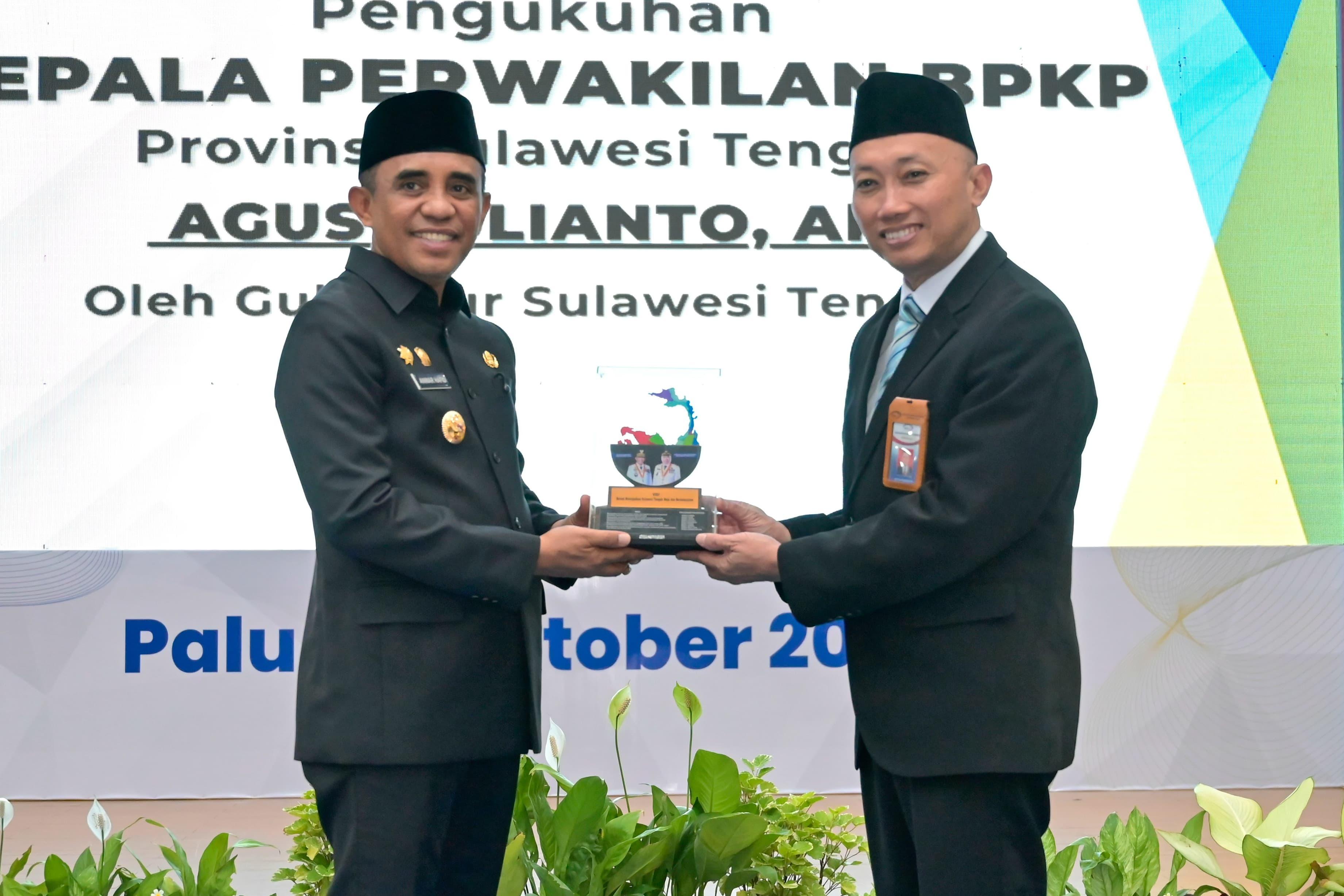Gubernur Anwar Hafid