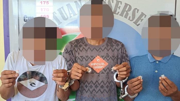 3-tersangka-yang-diduga-pengedar-narkoba-jenis-sabu-sabu-berhasil-ditangkap-polisi.jpg