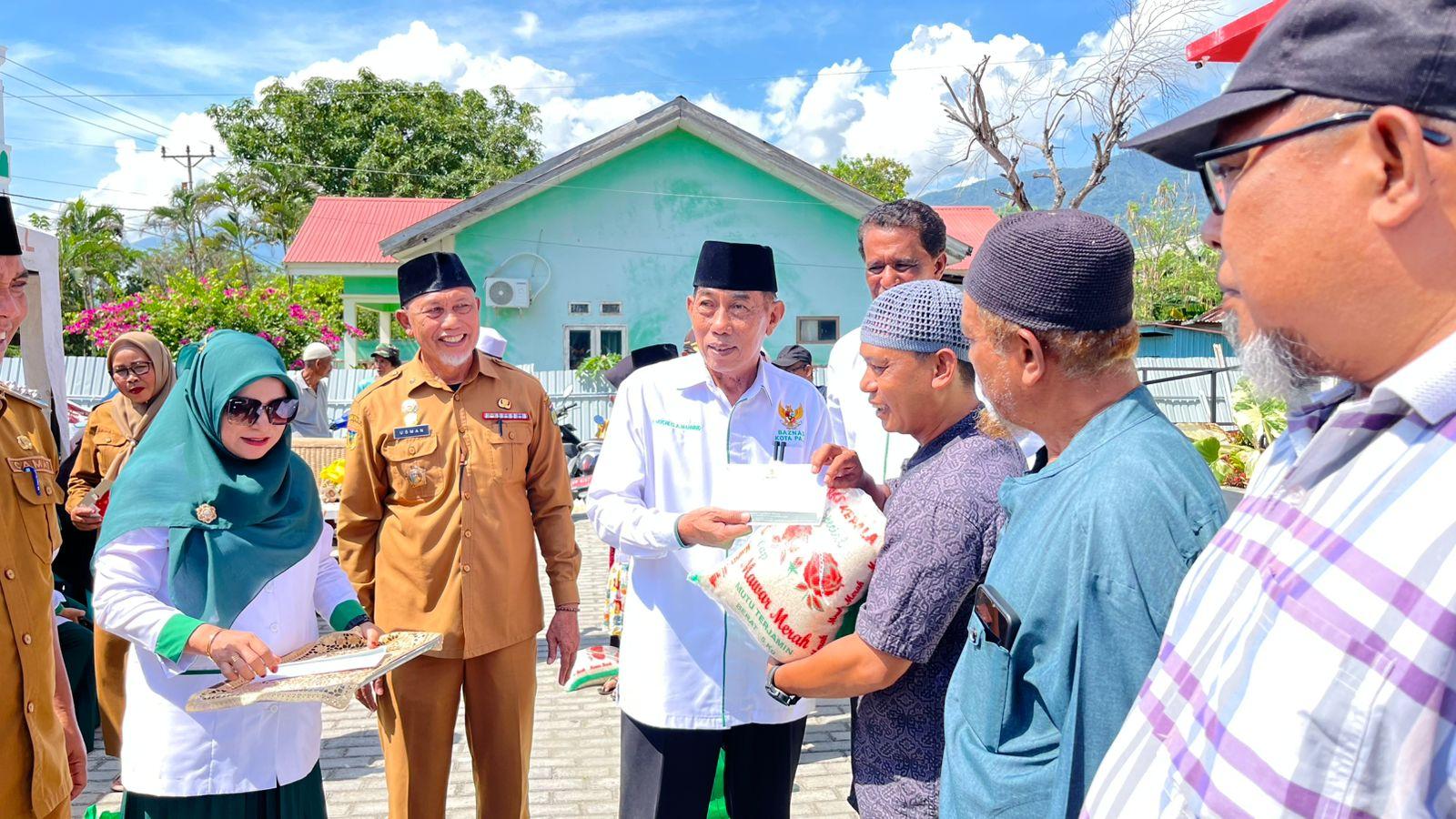 319-Kamu-Dhuafa-di-Kecamatan-Palu-Barat-Terima-Bantuan-Rp186-Juta-dari-Baznas-Kota-Palu.jpg