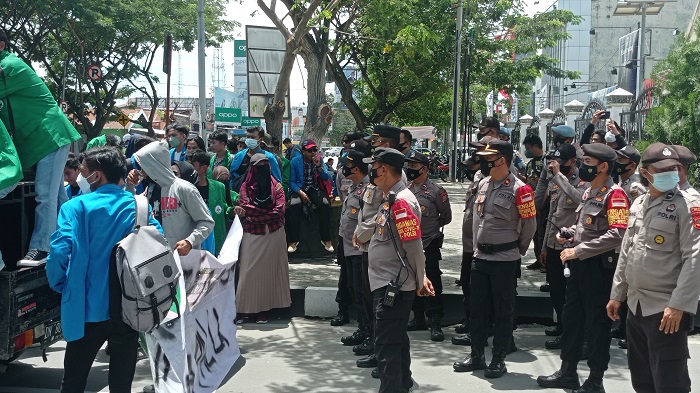 8-organisasi-mahasiswa-demo-di-palu.jpg