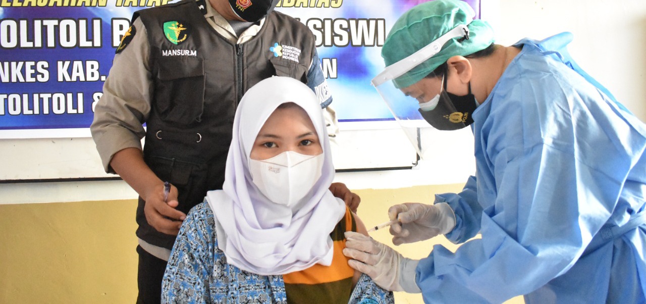 83-siswa-sman-3-tolitoli-menerima-dosis-vaksin-covid-19-tahap-satu.jpg