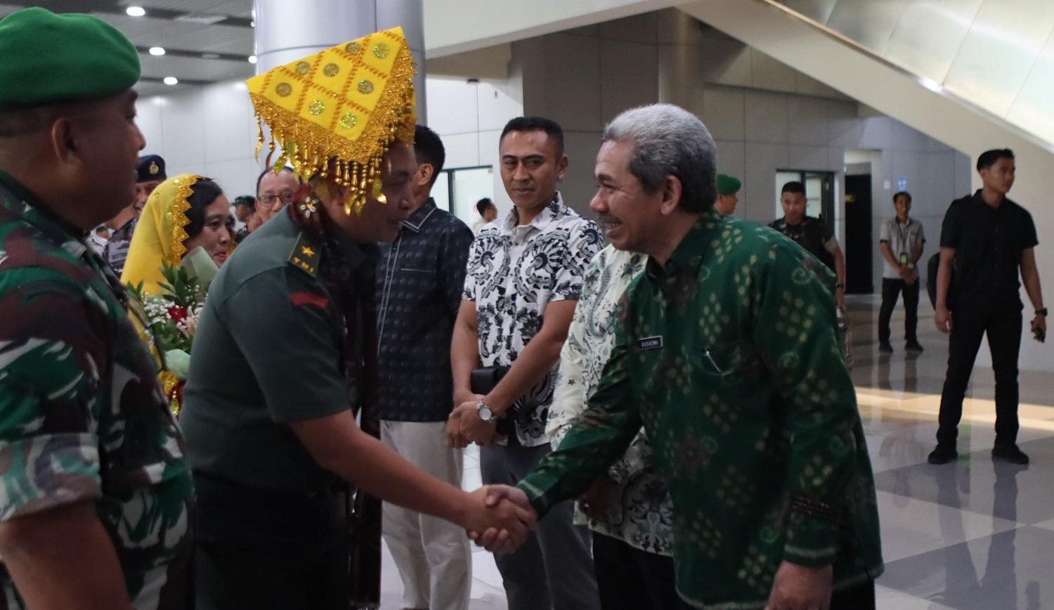 Asisten II Husaema Sambut Kedatangan Danrem 132/Tadulako Baru
